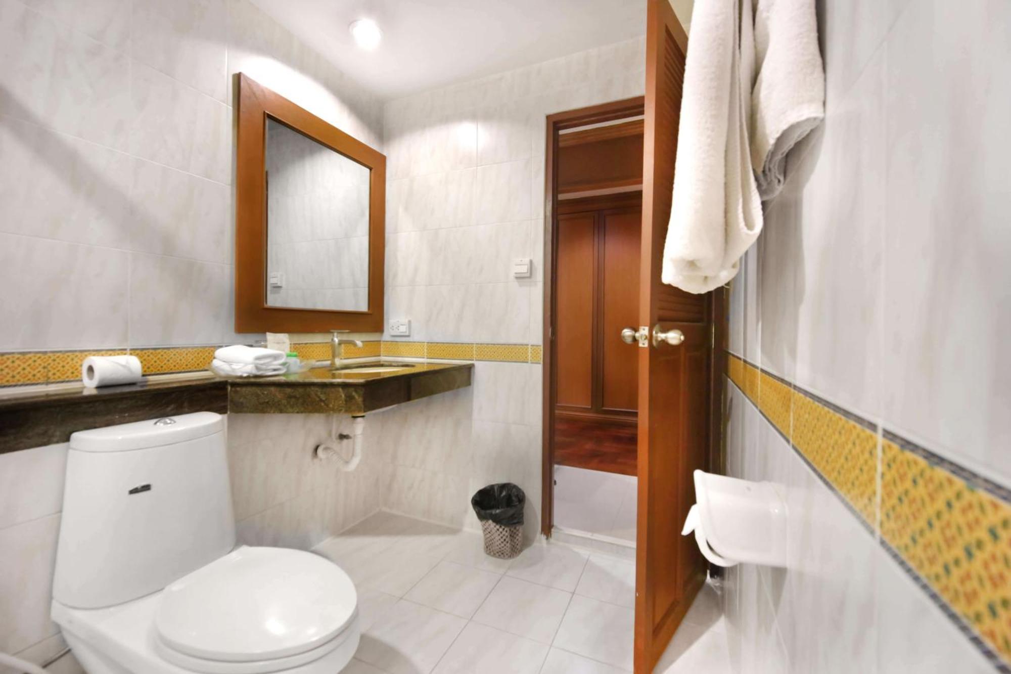 Studio Suite By Royal Ivory Nana Бангкок Екстер'єр фото